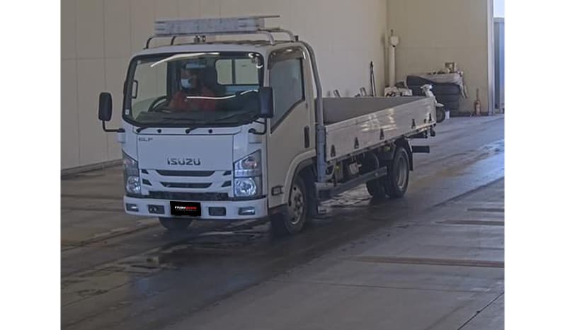 2018 Isuzu ELF Van image-1