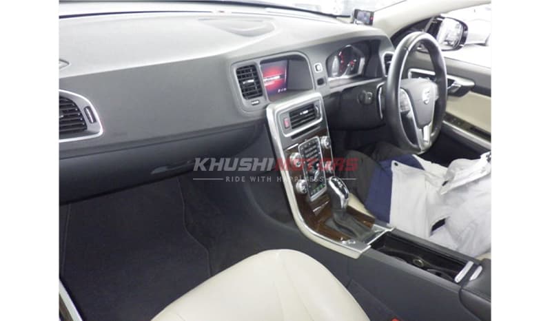 2018 Volvo V60 image-5