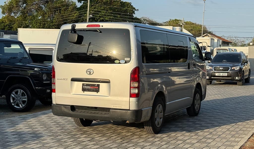2018 Toyota Hiace image-15