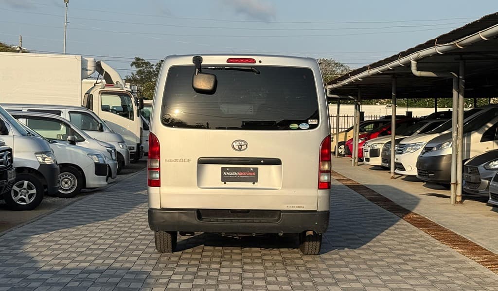 2018 Toyota Hiace image-16