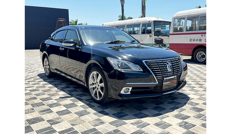 2013 Toyota Crown image-7