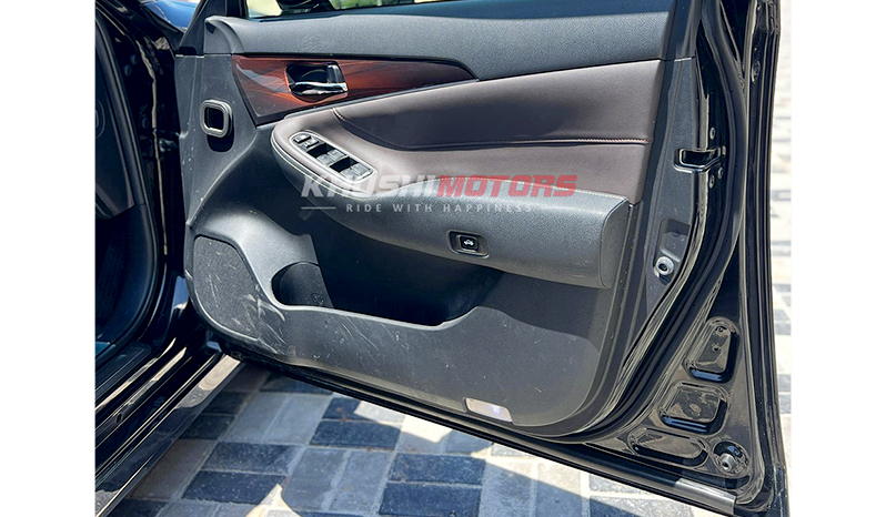 2013 Toyota Crown image-13