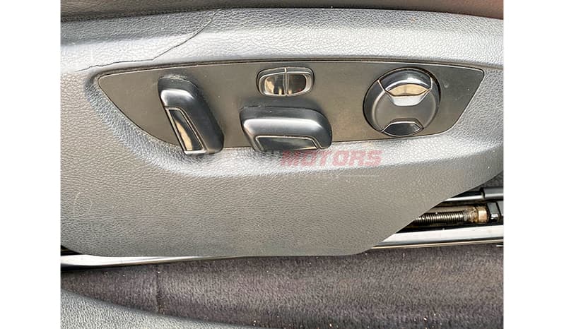 2013 Volkswagen Touareg image-17