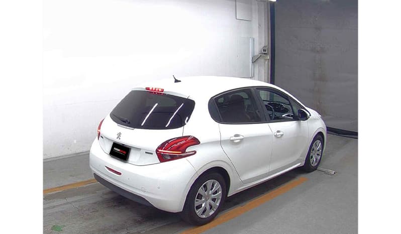 2018 Peugeot 208 Style image-5