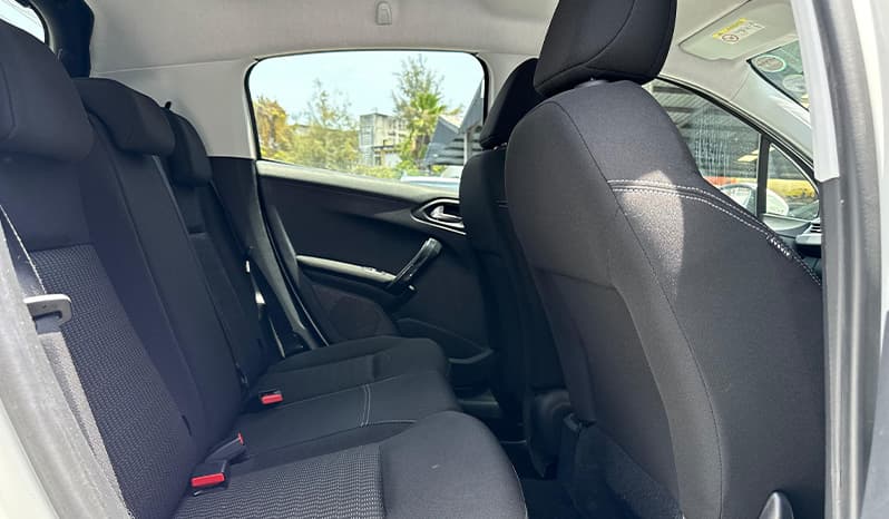 2018 Peugeot 208 Style image-16