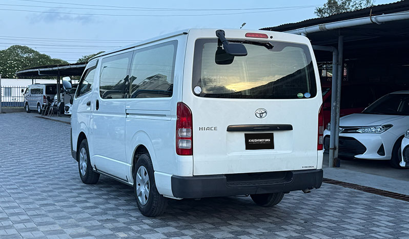 2018 Toyota Hiace image-16