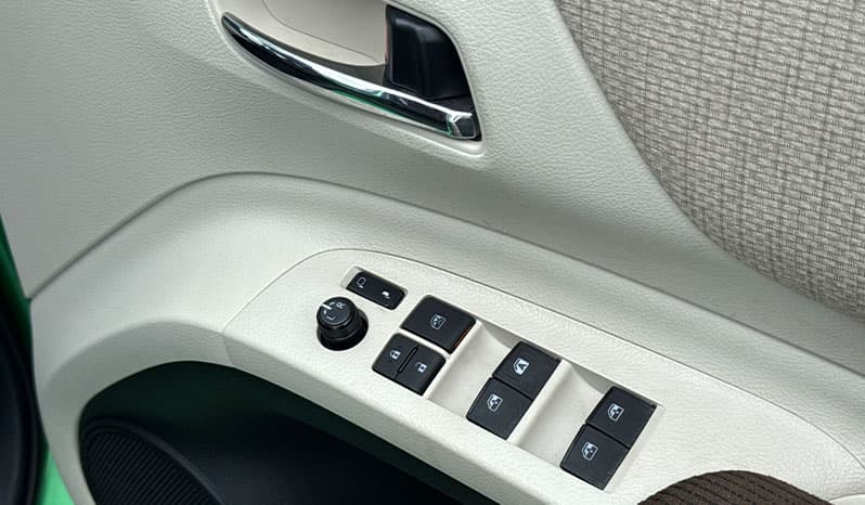 2018 Toyota Sienta image-16