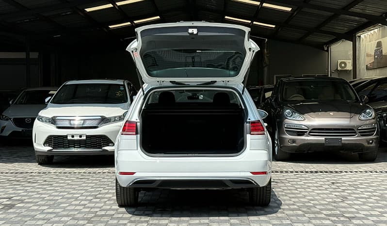 2018 Volkswagen Golf Variant image-17