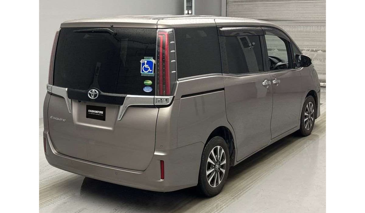 2019 Toyota Esquire image-5