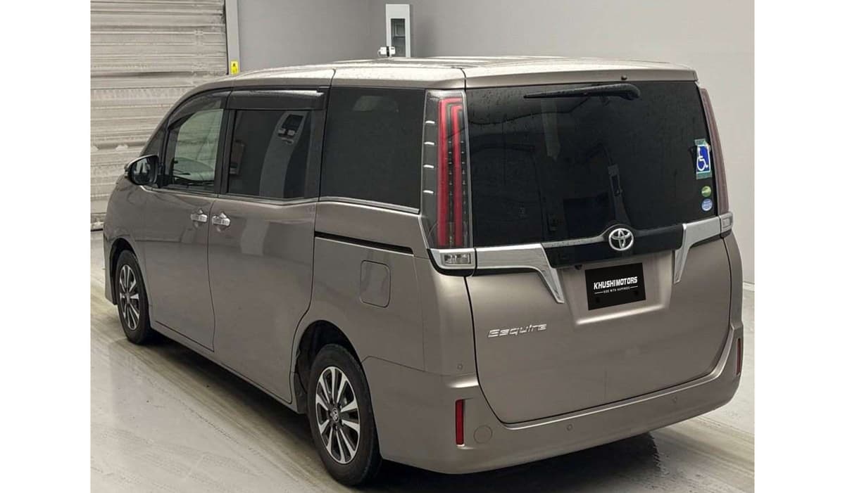 2019 Toyota Esquire image-6