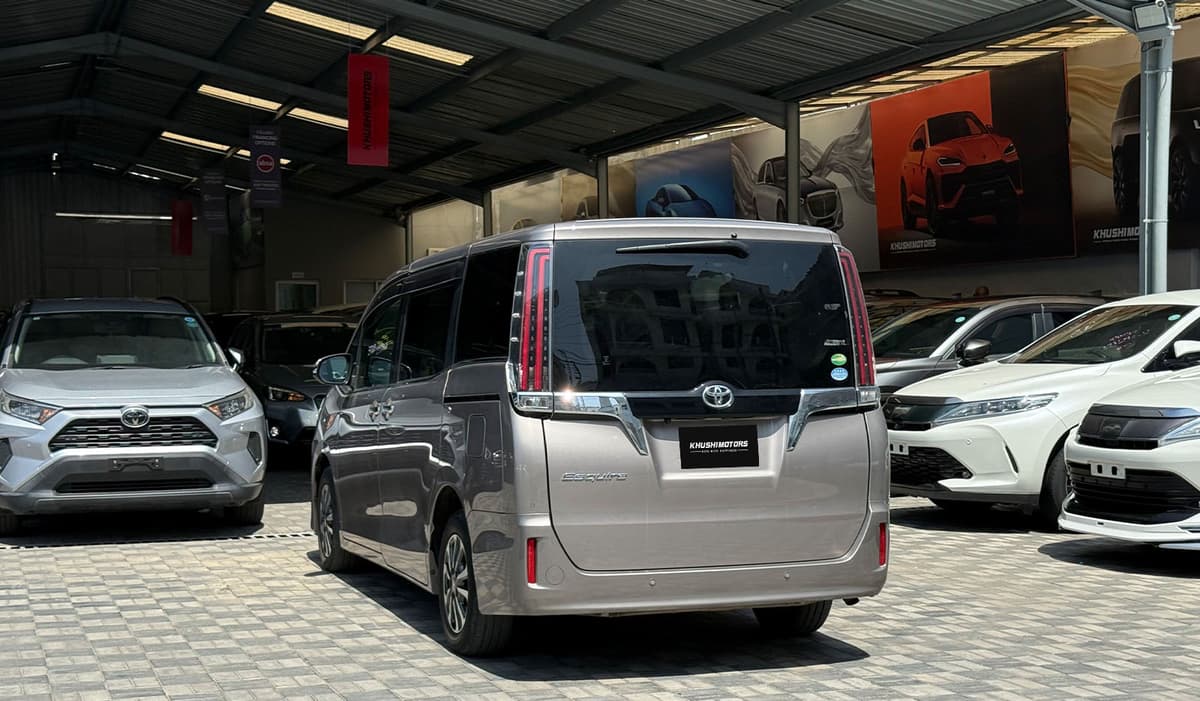 2019 Toyota Esquire image-9