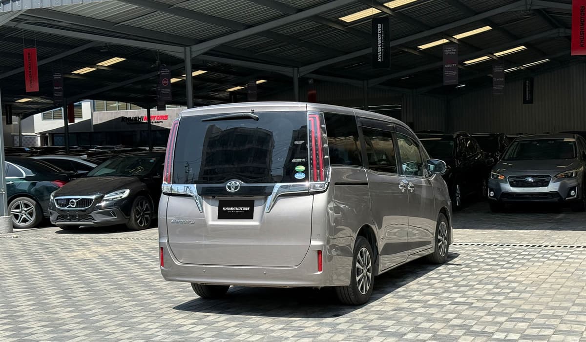 2019 Toyota Esquire image-11