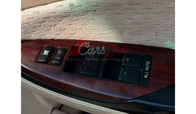 2009 Toyota Crown Royal Saloon image-8