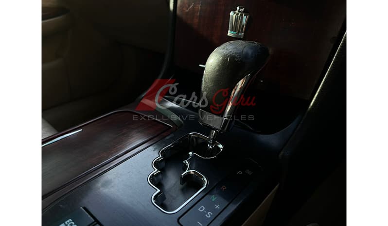 2009 Toyota Crown Royal Saloon image-9