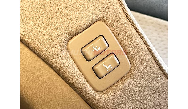 2009 Toyota Crown Royal Saloon image-14