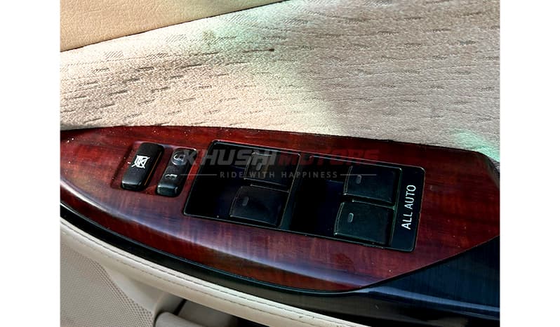 2009 Toyota Crown Royal Saloon image-15