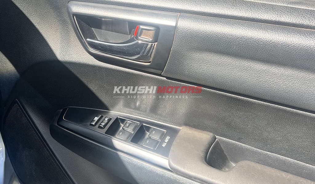 2015 Toyota Fielder Hybrid image-8