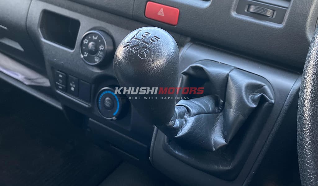 2017 Toyota Hiace Commuter image-7