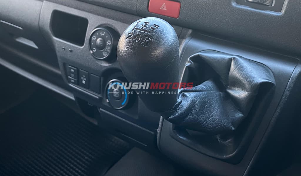 2017 Toyota Hiace Commuter image-7