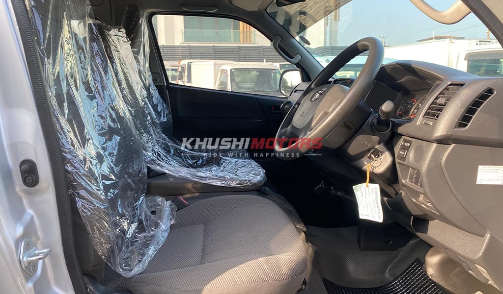 2017 Toyota Hiace Commuter image-8