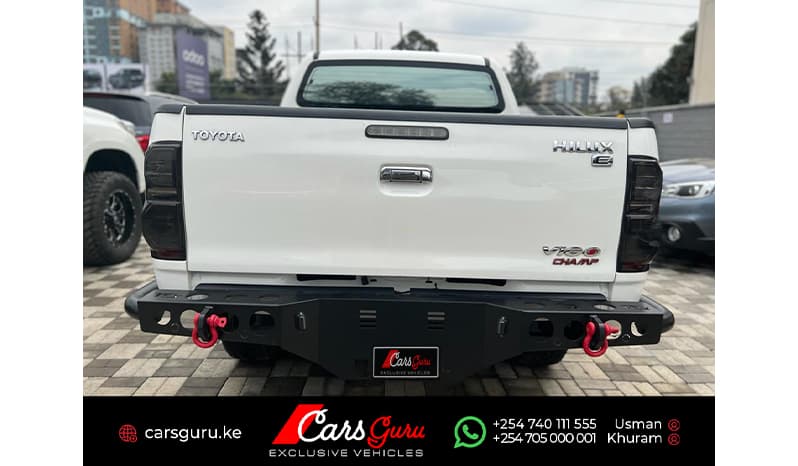 2015 Toyota Hilux E image-2