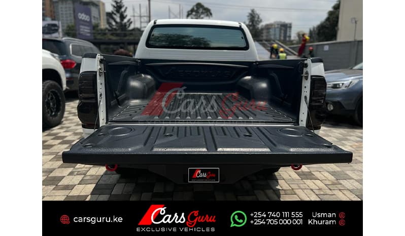 2015 Toyota Hilux E image-11