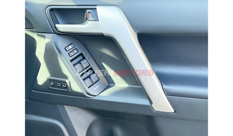 2023 Toyota Land Cruiser Prado image-2