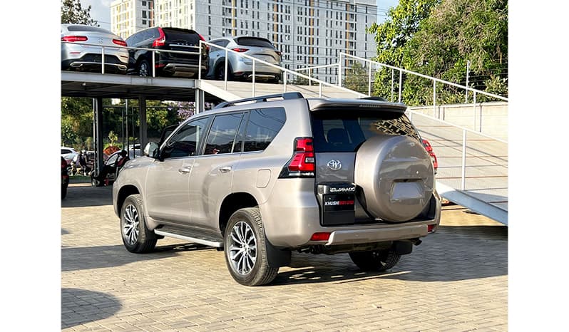 2023 Toyota Land Cruiser Prado image-7