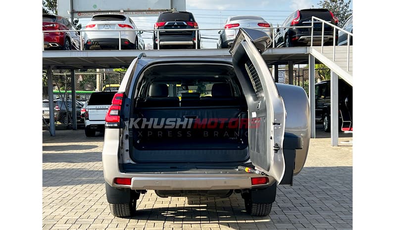 2023 Toyota Land Cruiser Prado image-8