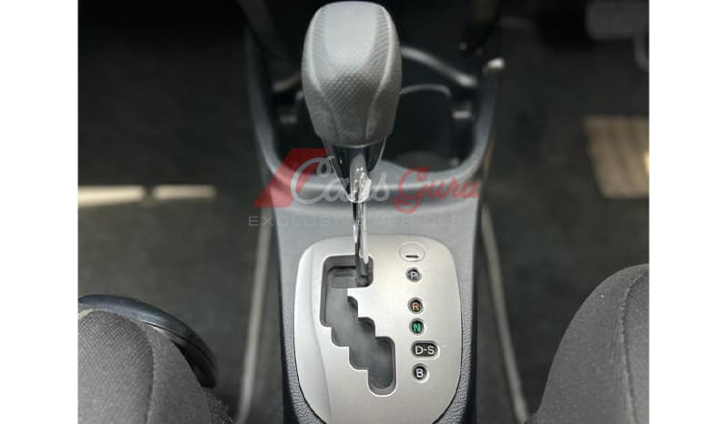 2014 Toyota Vitz image-10