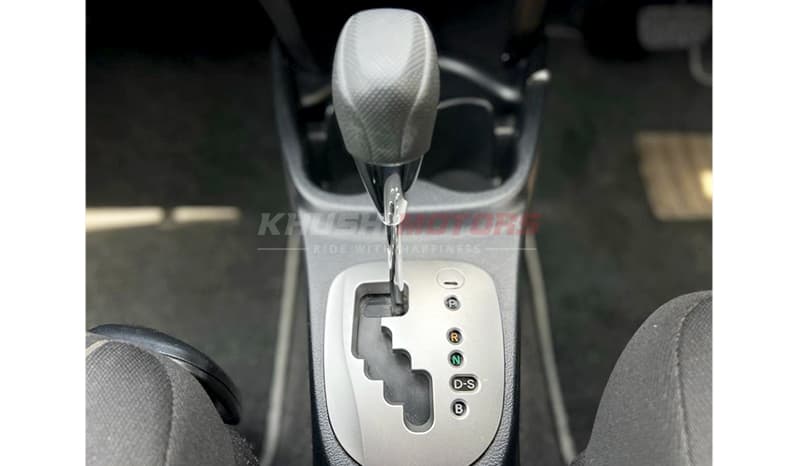 2014 Toyota Vitz image-18