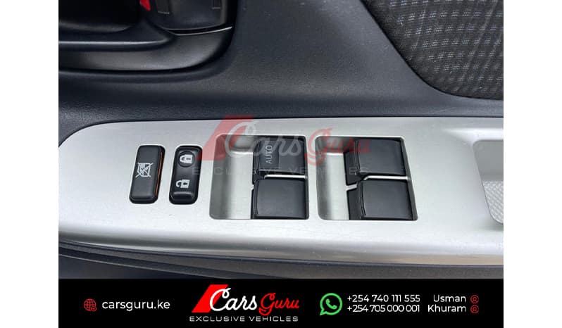 2015 Toyota Vitz image-6