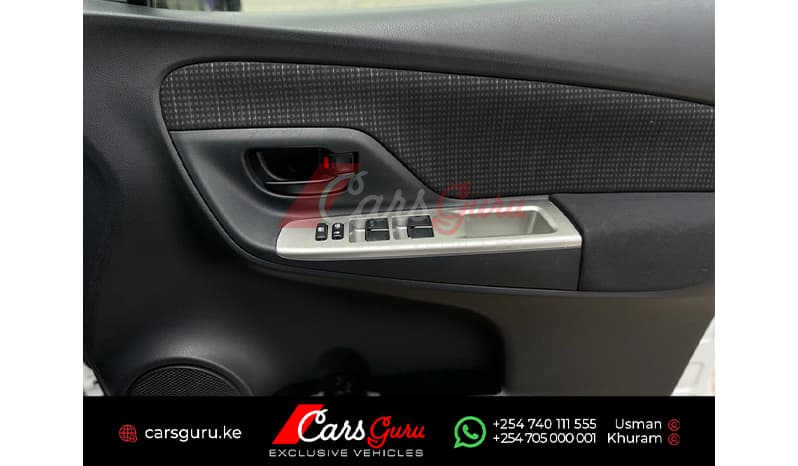 2015 Toyota Vitz image-8