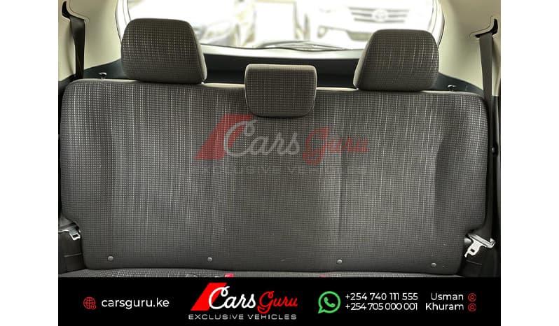 2015 Toyota Vitz image-9