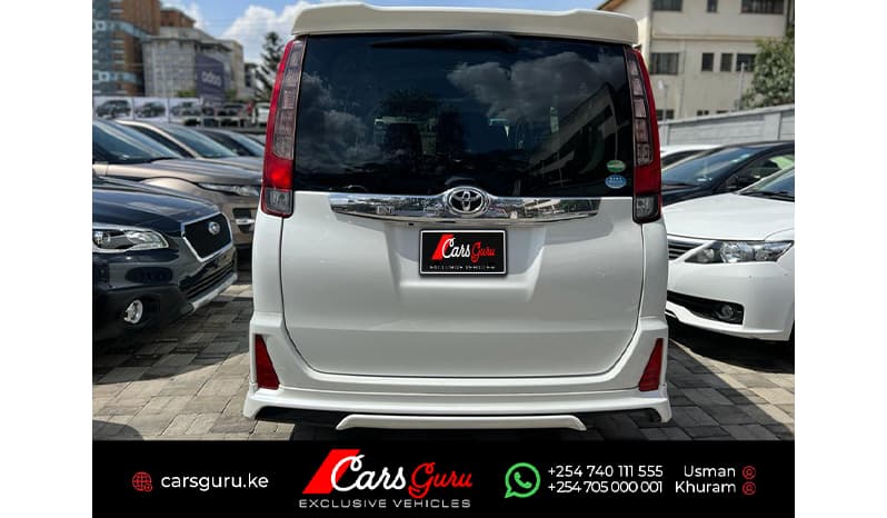 2015 Toyota Noah Si image-2