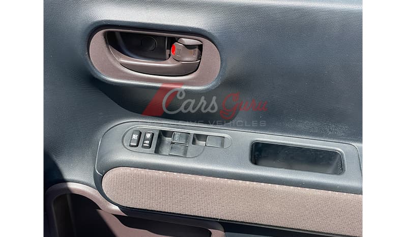 2015 Toyota Porte F image-9
