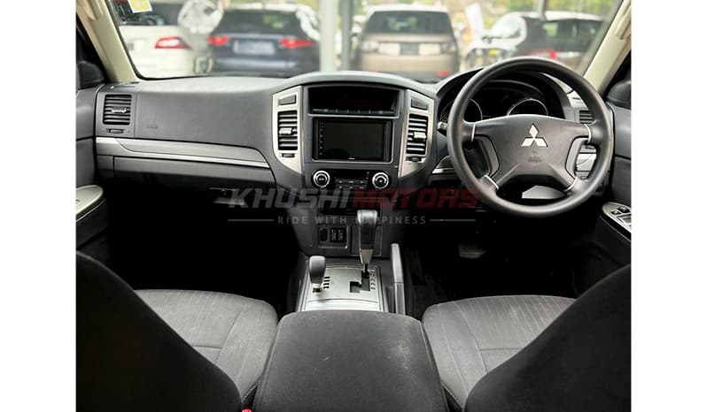 2015 Mitsubishi Pajero GR Long image-16