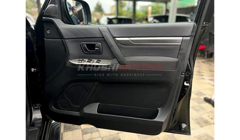 2015 Mitsubishi Pajero GR Long image-18