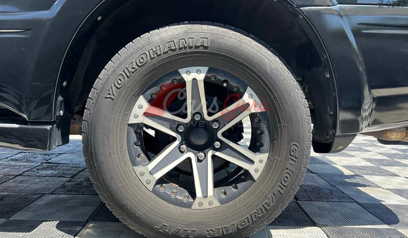 2004 Mitsubishi Pajero image-3