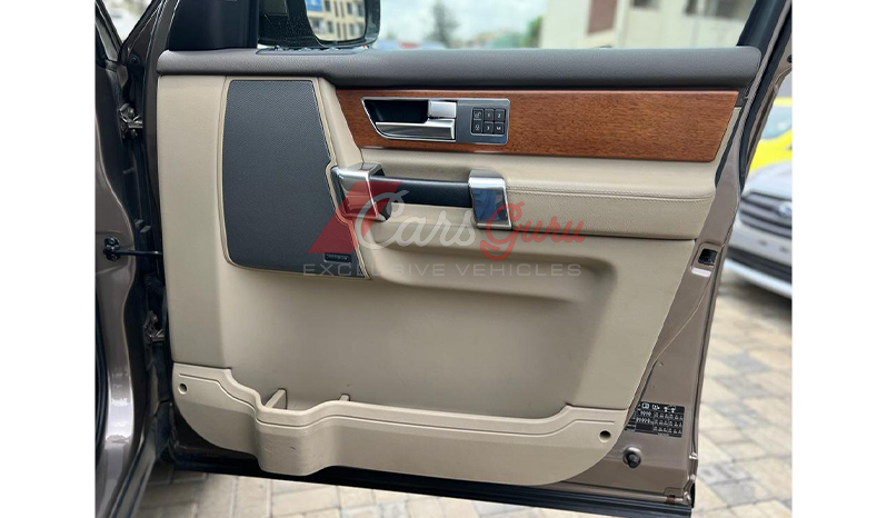 2015 Land Rover Discovery image-12