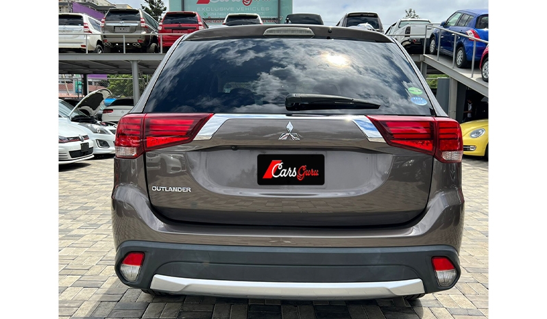 2015 Mitsubishi Outlander image-2