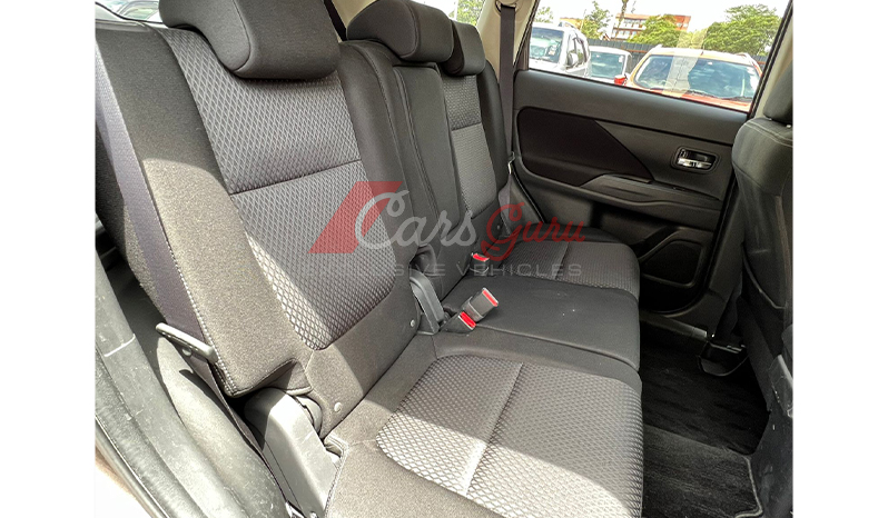 2015 Mitsubishi Outlander image-9