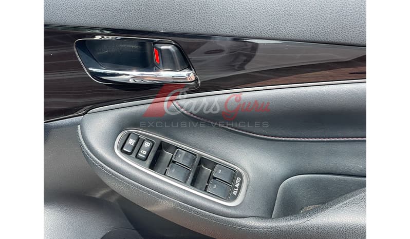 2016 Toyota Crown Hybrid Athlete image-13