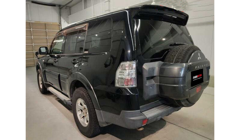 2006 Mitsubishi Pajero image-2