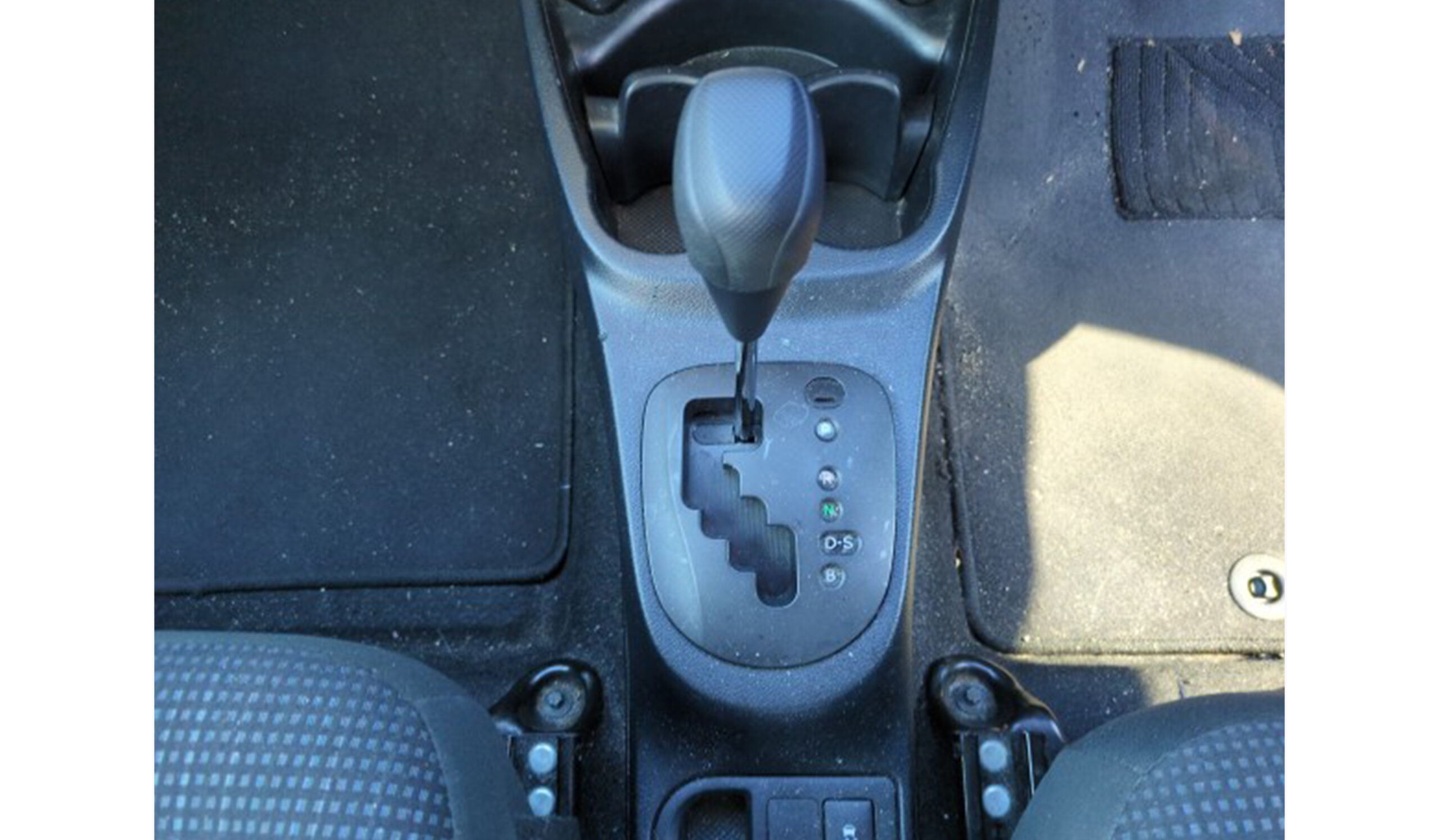 2019 Toyota Vitz F image-7