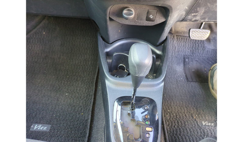 2019 Toyota Vitz F image-7