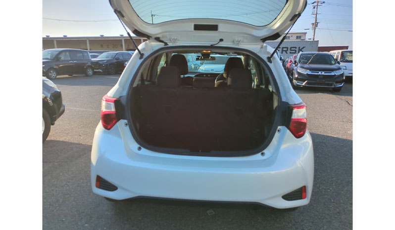 2019 Toyota Vitz F image-8