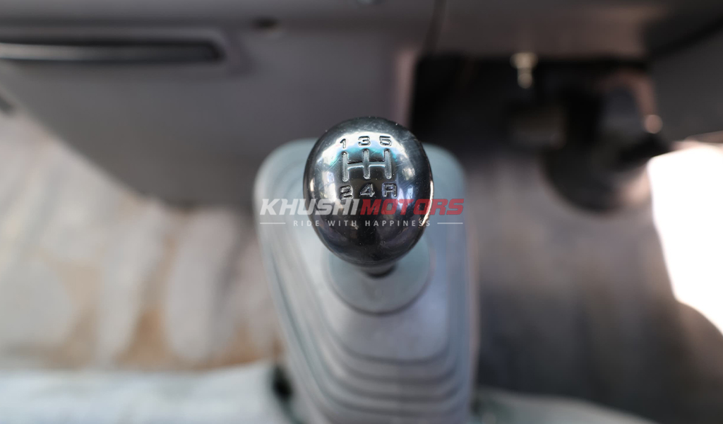 2000 Isuzu Journey image-13