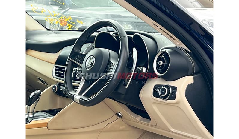 2017 Alfa Romeo Giulia Super image-2