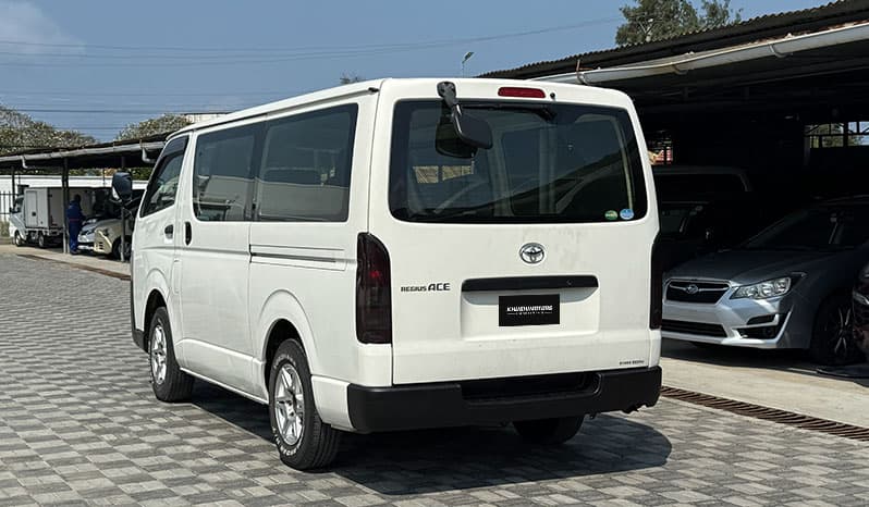 2018 Toyota Hiace DX image-4
